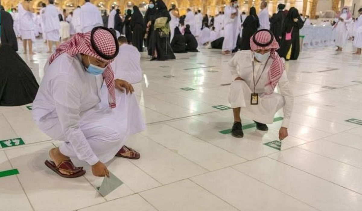 Social distancing stickers removed from all over Grand Mosque in Makkah